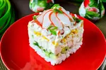 Salat-s-krabovimi-palochkami-i-risom.webp